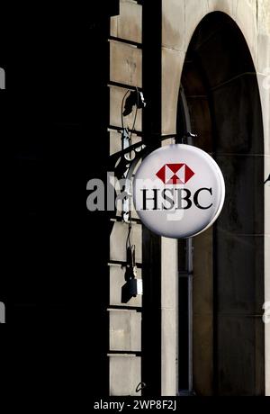 11/12 HSBC-Niederlassung in Matlock, Derbyshire heute. Die HSBC Bank hat weitere 500 Mio. £ zur Deckung potenzieller Geldwäsche-Bußgelder in den USA und bereitgestellt Stockfoto