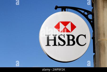 11/12 HSBC-Niederlassung in Matlock, Derbyshire heute. Die HSBC Bank hat weitere 500 Mio. £ zur Deckung potenzieller Geldwäsche-Bußgelder in den USA und bereitgestellt Stockfoto