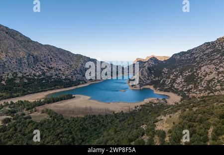 Ein Blick aus der Vogelperspektive auf den Gorg Blau See auf Mallorca Stockfoto