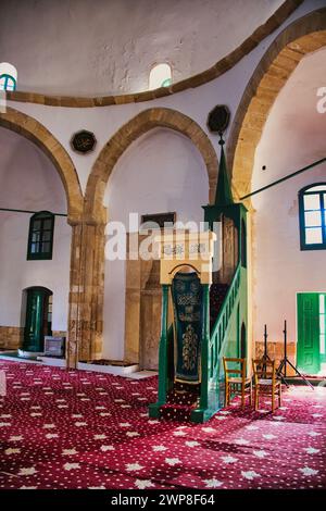 Die Minbar (Kanzel) im Gebetssaal der historischen osmanischen Türkischen Hala Sultan Tekke oder Moschee von Umm Haram (1760) in Larnaka, Zypern Stockfoto