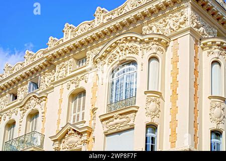 Klassische alte Holzfenster mit Fensterläden an einem öffentlichen Platz in einer Stadtstraße. Stockfoto