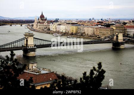 Die berühmte Szechenyi Kettenbrücke in Budapest, Ungarn Stockfoto