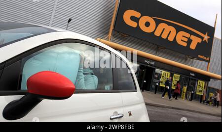 11/12 Eine große Mikrowelle, die von Comet gekauft wurde, wird in ein kleines Auto gequetscht. Nach der Eröffnung des Stores strömen die Käufer zum Comet Store in Derby Stockfoto