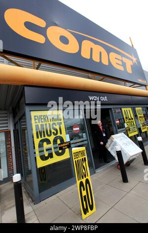 08/11/12 Käufer strömen in den Comet Store in Derby, nachdem das Geschäft einen Feuerverkauf eröffnet hat, um den Lagerbestand zu räumen, bevor die Geschäfte schließen Stockfoto