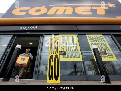 08/11/12 Käufer strömen in den Comet Store in Derby, nachdem das Geschäft einen Feuerverkauf eröffnet hat, um den Lagerbestand zu räumen, bevor die Geschäfte schließen Stockfoto