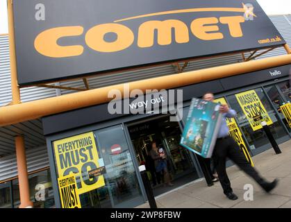 08/11/12 Käufer strömen in den Comet Store in Derby, nachdem das Geschäft einen Feuerverkauf eröffnet hat, um den Lagerbestand zu räumen, bevor die Geschäfte schließen Stockfoto