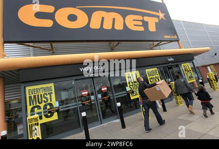 08/11/12 Käufer strömen in den Comet Store in Derby, nachdem das Geschäft einen Feuerverkauf eröffnet hat, um den Lagerbestand zu räumen, bevor die Geschäfte schließen Stockfoto