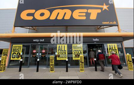 08/11/12 Käufer strömen in den Comet Store in Derby, nachdem das Geschäft einen Feuerverkauf eröffnet hat, um den Lagerbestand zu räumen, bevor die Geschäfte schließen Stockfoto