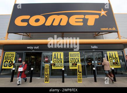 08/11/12 Käufer strömen in den Comet Store in Derby, nachdem das Geschäft einen Feuerverkauf eröffnet hat, um den Lagerbestand zu räumen, bevor die Geschäfte schließen Stockfoto