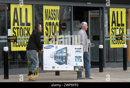 08/11/12 Käufer strömen in den Comet Store in Derby, nachdem das Geschäft einen Feuerverkauf eröffnet hat, um den Lagerbestand zu räumen, bevor die Geschäfte schließen Stockfoto