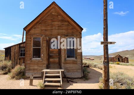 Ein Wüstenholzhaus mit Vordertreppe Stockfoto