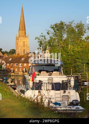 blick auf die Themse bei Abingdon, einschließlich der lokalen Wahrzeichen der St. Helens Church und Wharf. The Wharf ist ein bekannter Schönheitsort am Fluss Stockfoto