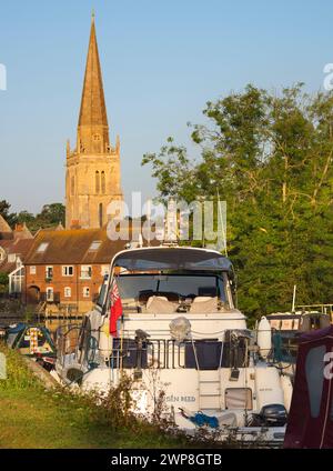 blick auf die Themse bei Abingdon, einschließlich der lokalen Wahrzeichen der St. Helens Church und Wharf. The Wharf ist ein bekannter Schönheitsort am Fluss Stockfoto