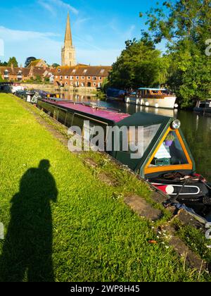 Ein schöner Blick auf die Themse in Abingdon, früh am Sommermorgen. Wir sind am Südufer des Flusses und schauen flussabwärts in Richtung St. Helen's Wharf. Stockfoto