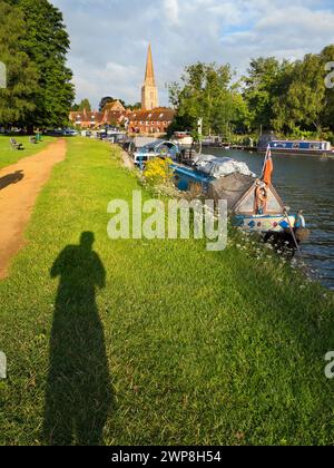 Ein schöner Blick auf die Themse in Abingdon, früh am Sommermorgen. Wir sind am Südufer des Flusses und schauen flussabwärts in Richtung St. Helen's Wharf. Stockfoto