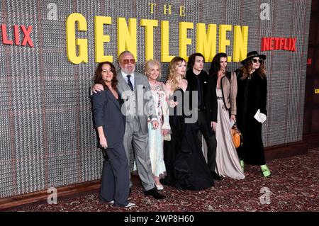 Ray Winstone mit Ehefrau Elaine, Töchtern Jaime, Lois und Ellie Mae und Gäste bei der Premiere der Netflix-Serie The Gentlemen im Theatre Royal Drury Lane. London, 05.03.2024 *** Ray Winstone mit Ehefrau Elaine, Töchtern Jaime, Lois und Ellie Mae und Gästen bei der Premiere der Netflix-Serie The Gentlemen at the Theatre Royal Drury Lane London, 05 03 2024 Foto:XS.xVasx/xFuturexImagex Gentlemen 4419 Stockfoto