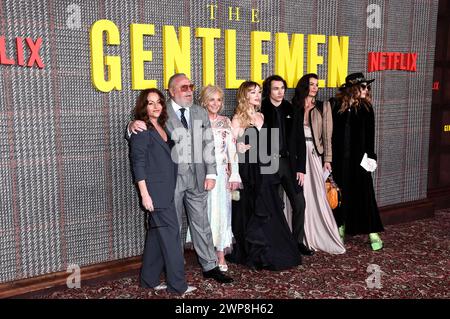 Ray Winstone mit Ehefrau Elaine, Töchtern Jaime, Lois und Ellie Mae und Gäste bei der Premiere der Netflix-Serie The Gentlemen im Theatre Royal Drury Lane. London, 05.03.2024 *** Ray Winstone mit Ehefrau Elaine, Töchtern Jaime, Lois und Ellie Mae und Gästen bei der Premiere der Netflix-Serie The Gentlemen at the Theatre Royal Drury Lane London, 05 03 2024 Foto:XS.xVasx/xFuturexImagex Gentlemen 4418 Stockfoto