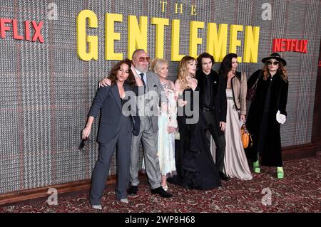 Ray Winstone mit Ehefrau Elaine, Töchtern Jaime, Lois und Ellie Mae und Gäste bei der Premiere der Netflix-Serie The Gentlemen im Theatre Royal Drury Lane. London, 05.03.2024 *** Ray Winstone mit Ehefrau Elaine, Töchtern Jaime, Lois und Ellie Mae und Gästen bei der Premiere der Netflix-Serie The Gentlemen at the Theatre Royal Drury Lane London, 05 03 2024 Foto:XS.xVasx/xFuturexImagex Gentlemen 4417 Stockfoto