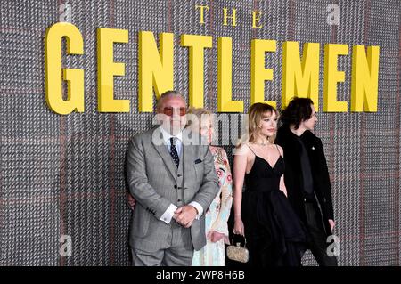 Ray Winstone mit Ehefrau Elaine, Tochter Ellie Mae und Gast bei der Premiere der Netflix-Serie The Gentlemen im Theatre Royal Drury Lane. London, 05.03.2024 *** Ray Winstone mit Ehefrau Elaine, Tochter Ellie Mae und Gast bei der Premiere der Netflix-Serie The Gentlemen at the Theatre Royal Drury Lane London, 05 03 2024 Foto:XS.xVasx/xFuturexImagex Gentlemen 4416 Stockfoto