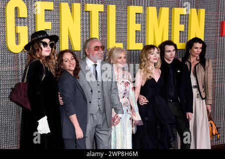 Ray Winstone mit Ehefrau Elaine, Töchtern Jaime, Lois und Ellie Mae und Gäste bei der Premiere der Netflix-Serie The Gentlemen im Theatre Royal Drury Lane. London, 05.03.2024 *** Ray Winstone mit Ehefrau Elaine, Töchtern Jaime, Lois und Ellie Mae und Gästen bei der Premiere der Netflix-Serie The Gentlemen at the Theatre Royal Drury Lane London, 05 03 2024 Foto:XS.xVasx/xFuturexImagex Gentlemen 4420 Stockfoto