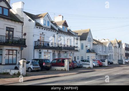 Eine Reihe von Reihenhäusern in Clacton on Sea in Essex im Vereinigten Königreich Stockfoto