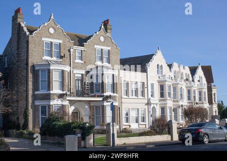 Eine Reihe von Reihenhäusern in Clacton on Sea in Essex im Vereinigten Königreich Stockfoto