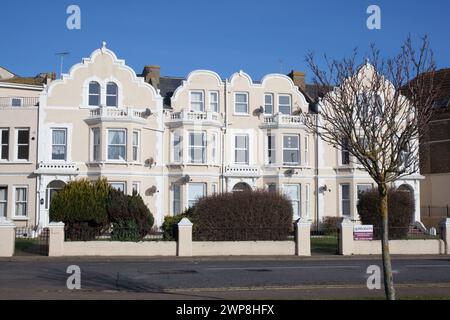 Eine Reihe von Reihenhäusern in Clacton on Sea in Essex im Vereinigten Königreich Stockfoto