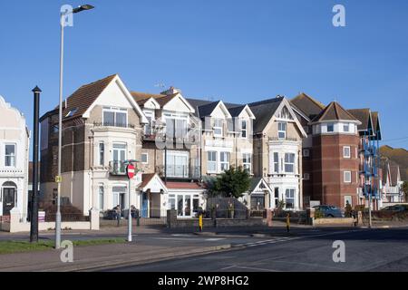 Eine Reihe von Reihenhäusern in Clacton on Sea in Essex im Vereinigten Königreich Stockfoto