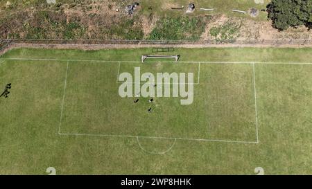 Eine Luftaufnahme des Fußballfeldes mit Spielern in Aktion Stockfoto