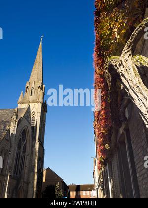 Wesley Memorial Church - auf der linken Seite - befindet sich in der New Inn Hall Street im Zentrum von Oxford, England. John und Charles Wesley studierten in Oxford und der Stockfoto