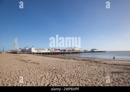 Blick auf den Clacton Pier und den Strand von Clacton on Sea in Essex im Vereinigten Königreich Stockfoto