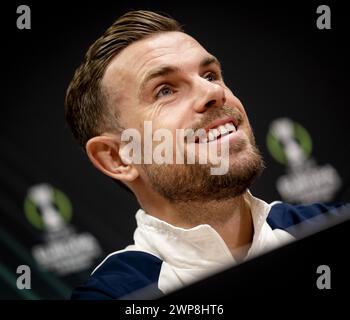 AMSTERDAM - Jordan Henderson während der MD-1-Pressekonferenz von Ajax Amsterdam vor dem achten Endspiel der UEFA Conference League gegen Aston Villa in der Johan Cruijff Arena am 6. März 2024 in Amsterdam, Niederlande. ANP KOEN VAN WEEL Credit: ANP/Alamy Live News Stockfoto