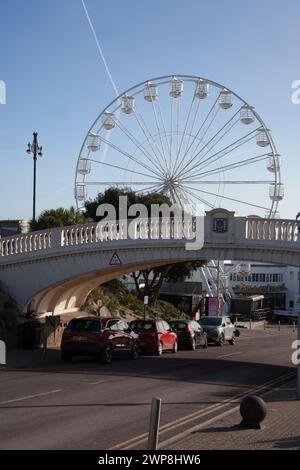 Blick auf das Meer und den Strand von Clacton on Sea in Essex im Vereinigten Königreich Stockfoto