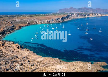 Blick auf Cala Rossa auf der Insel Favignana, Ägadische Inseln, Bezirk Trapani, Sizilien, Italien. Stockfoto