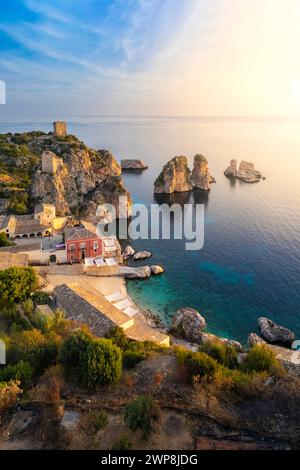 Aus der Vogelperspektive auf die berühmte alte Tonnara und die Stapel von Scopello. Castellammare del Golfo, Bezirk Trapani, Sizilien, Italien Stockfoto