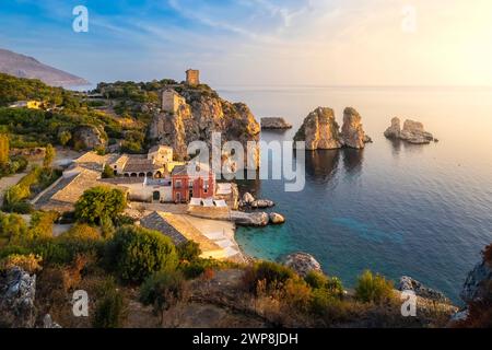 Aus der Vogelperspektive auf die berühmte alte Tonnara und die Stapel von Scopello. Castellammare del Golfo, Bezirk Trapani, Sizilien, Italien Stockfoto