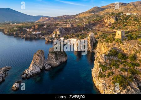 Aus der Vogelperspektive auf die berühmte alte Tonnara und die Stapel von Scopello. Castellammare del Golfo, Bezirk Trapani, Sizilien, Italien Stockfoto