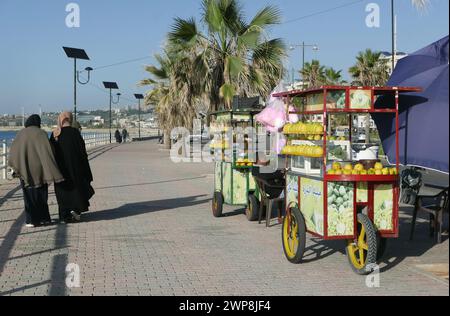 Saida, Libanon. März 2024. Blick auf die Strandpromenade in Saida, Libanon, 5. März 2024. Saida, eine Küstenstadt im Südlibanon, etwa 65 km von der Grenze zu Israel entfernt, beherbergt das größte palästinensische Lager des Landes, Ain al Helwe. Seit dem Angriff der Hamas vom 7. Oktober 2023 wurden ihre Außenbezirke zweimal von der IDF getroffen, in Jadra und in Ghaziyeh. Wie ein Straßenschild liest, ist Saida weit von Al Qouds/Jerusalem 199 km entfernt (Foto: Elisa Gestri/SIPA USA) Credit: SIPA USA/Alamy Live News Stockfoto