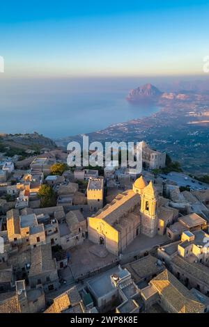 Aus der Vogelperspektive der Kirche San Giuliano von Erice in Richtung Monte Cofano. Erice, Bezirk Trapani, Sizilien, Italien. Stockfoto