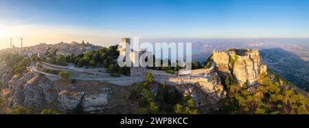 Aus der Vogelperspektive auf das Dorf und die Burgen von Erice in Richtung Monte Cofano. Erice, Bezirk Trapani, Sizilien, Italien. Stockfoto