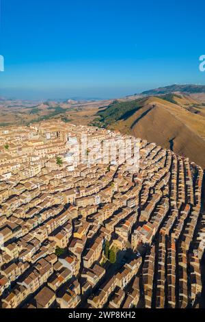 Aus der Vogelperspektive auf die labyrinthische Straße der antiken Stadt Gangi. Palermo, Sizilien, Italien. Stockfoto