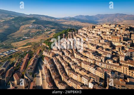 Aus der Vogelperspektive auf die labyrinthische Straße der antiken Stadt Gangi. Palermo, Sizilien, Italien. Stockfoto