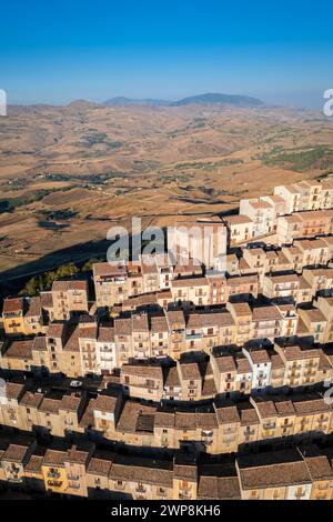 Aus der Vogelperspektive auf die labyrinthische Straße der antiken Stadt Gangi. Palermo, Sizilien, Italien. Stockfoto