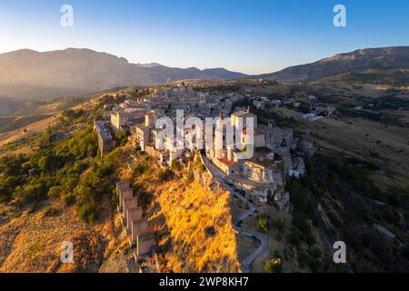 Blick aus der Vogelperspektive auf die antike Stadt Petralia Soprana, erbaut auf einer Klippe, bei Sonnenuntergang. Palermo, Sizilien, Italien. Stockfoto