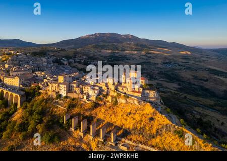 Blick aus der Vogelperspektive auf die antike Stadt Petralia Soprana, erbaut auf einer Klippe, bei Sonnenuntergang. Palermo, Sizilien, Italien. Stockfoto