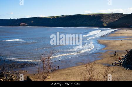 Blick hinunter auf Runswick Bay mit Flut am Sandstrand Stockfoto