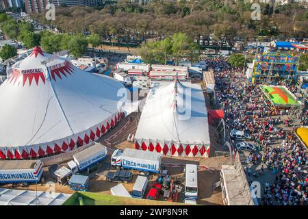 Die Menschenmassen genießen Fahrgeschäfte und Attraktionen auf der lebhaften Aprilmesse in Sevilla. Stockfoto