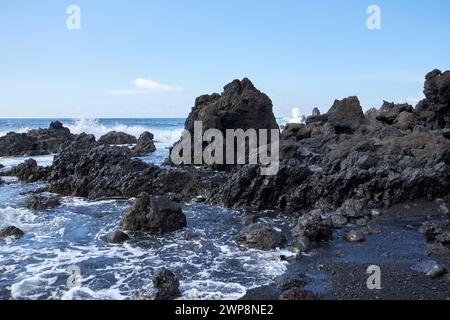 Schwarzer, rauer vulkanischer Sandstrand playa de montana bermeja, Lanzarote, Kanarische Inseln, spanien Stockfoto