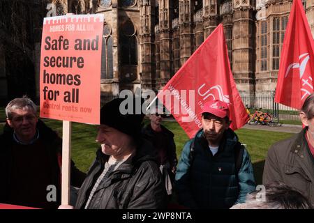 London, Großbritannien. März 2024. Fuel Poverty Action veranstaltet heute einen Protest im College Green, London, Großbritannien. Der Protest mit dem Titel „Widerstand gegen den Frühjahrshaushalt, weil kalte Häuser töten“ zielt darauf ab, das Bewusstsein für die Auswirkungen der Brennstoffarmut auf schutzbedürftige Haushalte zu schärfen. An diesem Tag wird die Regierung ihren Frühjahrshaushalt bekanntgeben, der wahrscheinlich der letzte Haushalt vor den Parlamentswahlen sein wird. Quelle: Joao Daniel Pereira/Alamy Live News Stockfoto