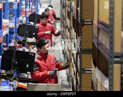 Peking, Chinas Provinz Henan. Februar 2024. Mitarbeiter arbeiten am 7. Februar 2024 in einem Logistikzentrum in Jingdong in Zhengzhou, Zentralchinas Provinz Henan. Quelle: Li Jianan/Xinhua/Alamy Live News Stockfoto